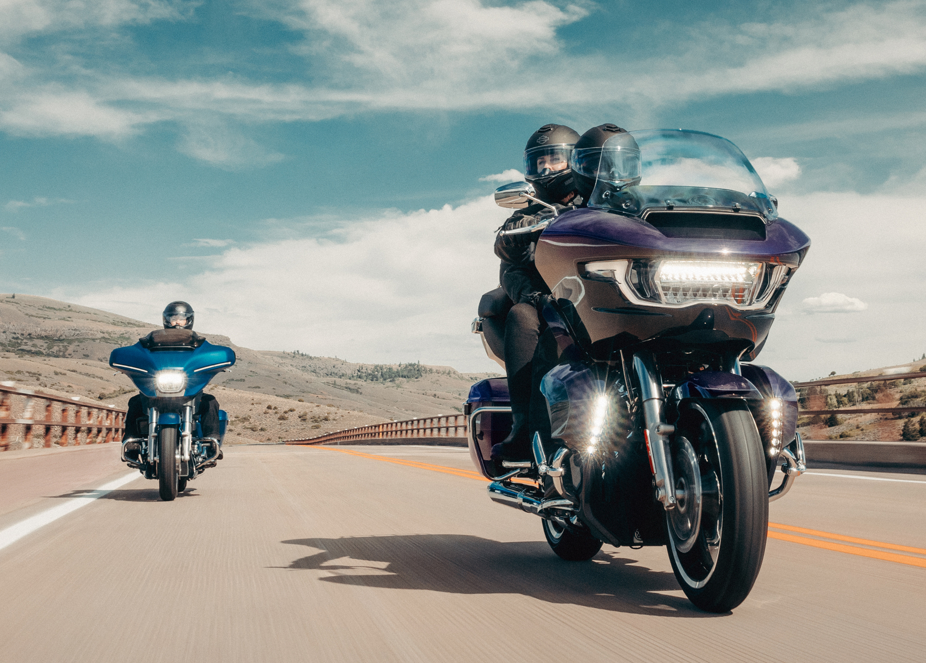 驾驶巡航摩托车的骑士