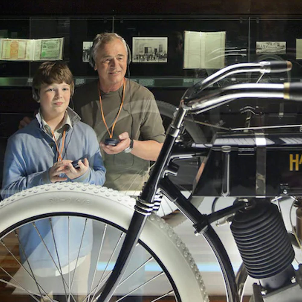 参加音频之旅的男子和小男孩