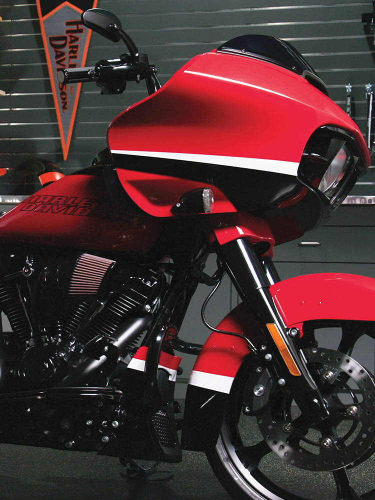 沿街道前行的巡航摩托车