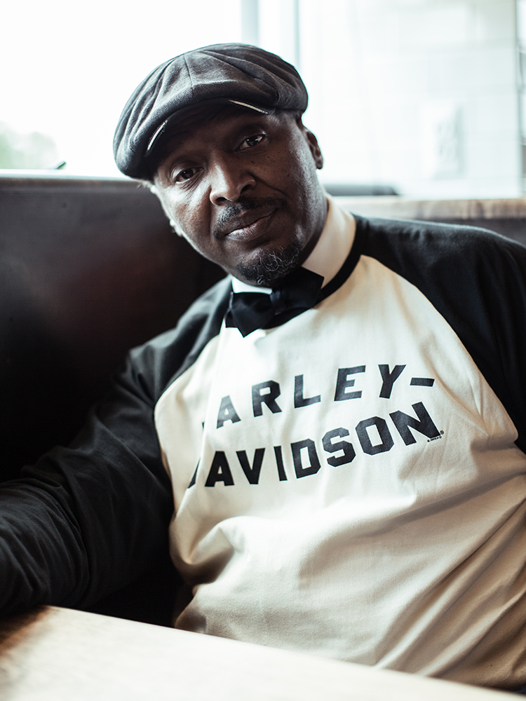 穿着哈雷戴维森T恤的男子