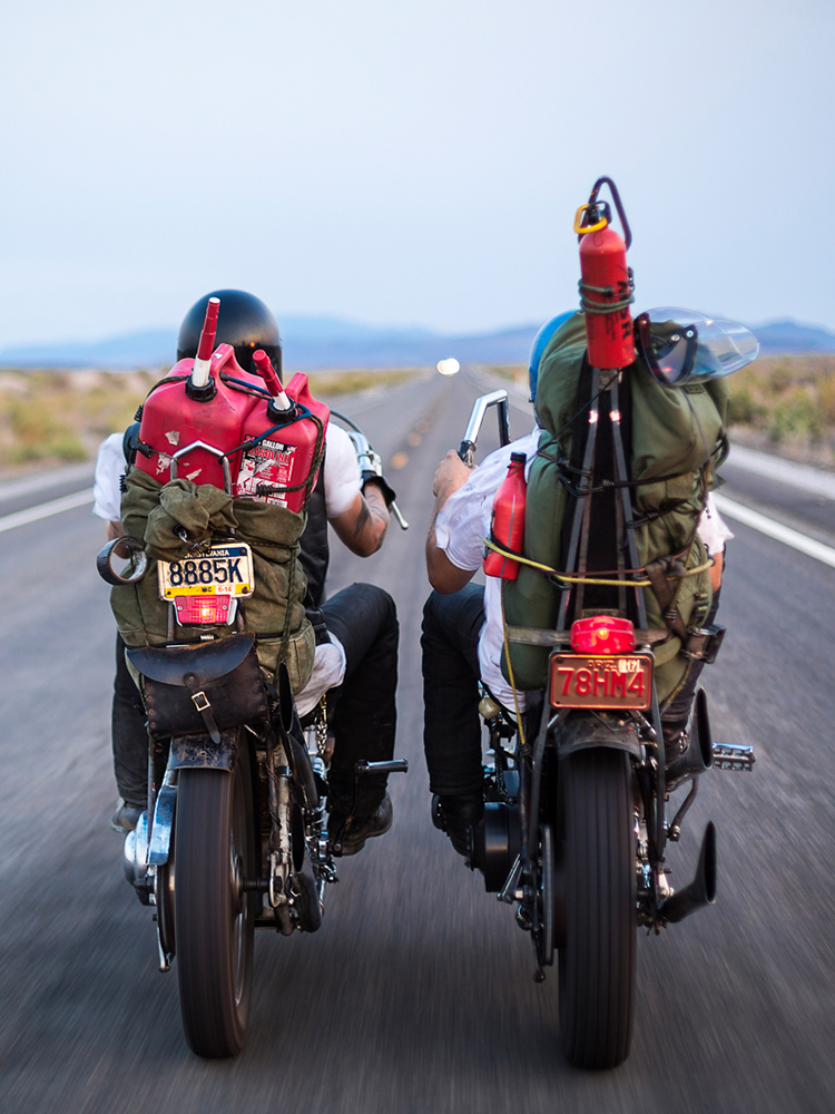 道路上的摩托车