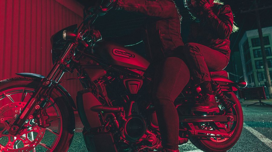 Nightster Special的脚蹬特写