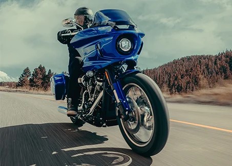 沿街道前行的摩托车