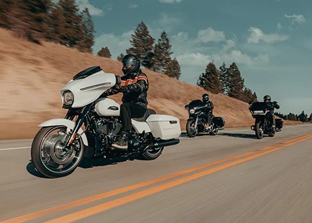 驾驶巡航摩托车的骑士